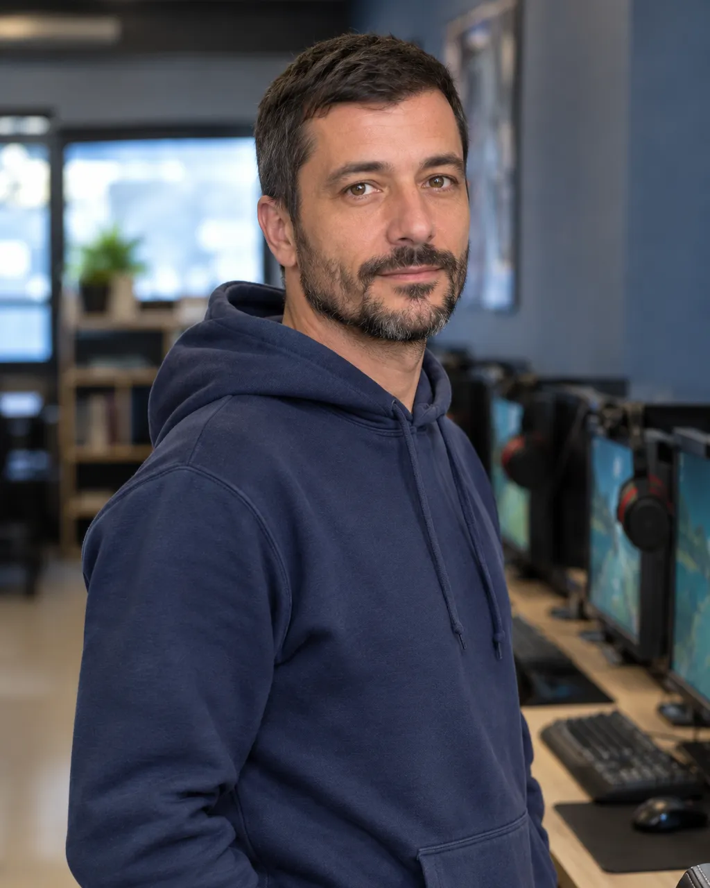 Retrato do técnico do clube junto aos postos